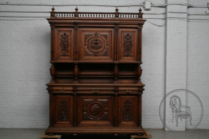 картинка Антикварный буфет салоне старинных вещей "Шебби" являющийся официальным дистрибьютором в России и Беларуси