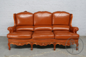 картинка Старинный кожаный диван в стиле рококо салоне старинных вещей "Шебби" являющийся официальным дистрибьютором в России и Беларуси