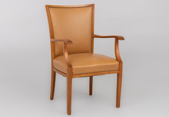 Старинное кресло из красного дерева с кожаной обивкой код. RM4101343