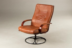 картинка Старинное кресло для рабочего кабинета с кожаной обивкой салоне старинных вещей "Шебби" являющийся официальным дистрибьютором в России и Беларуси