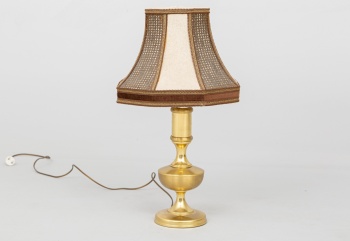 Старинная настольная лампа на металлическом массивном основании код.&nbsp;RM4101404