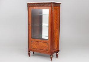 картинка Старинная французская витрина из красного дерева с маркетри салоне старинных вещей "Шебби" являющийся официальным дистрибьютором в России и Беларуси