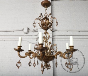 картинка Старинная бронзовая люстра со стеклянными подвесками салоне старинных вещей "Шебби" являющийся официальным дистрибьютором в России и Беларуси