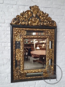 картинка Антикварное зеркало в деревянной раме с латунными декоративными элементами салоне старинных вещей "Шебби" являющийся официальным дистрибьютором в России и Беларуси