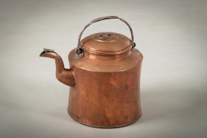 картинка Антикварный медный чайник салоне старинных вещей "Шебби" являющийся официальным дистрибьютором в России и Беларуси
