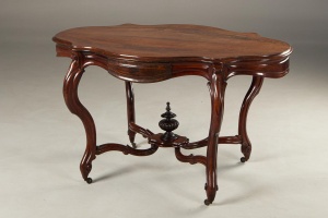 картинка Антикварный стол из палисандра с фигурной столешницей салоне старинных вещей "Шебби" являющийся официальным дистрибьютором в России и Беларуси