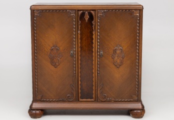 Старинный посудный шкаф, отделанный плетеной резьбой код. RM4100851