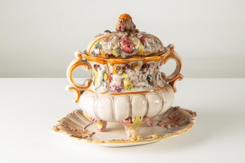 Старинное блюдо и супница на ножках с лепниной код. RM4103084