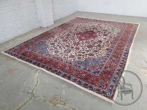 картинка Антикварный бельгийский ковер в ориентальном стиле салоне старинных вещей "Шебби" являющийся официальным дистрибьютором в России и Беларуси