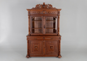 картинка Антикварный буфет салоне старинных вещей "Шебби" являющийся официальным дистрибьютором в России и Беларуси