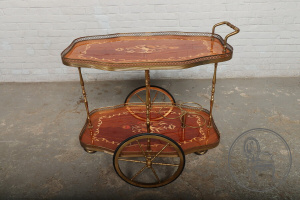 картинка Старинный столик на колесах с маркетри и латунными элементами салоне старинных вещей "Шебби" являющийся официальным дистрибьютором в России и Беларуси