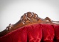 Старинная скамья в красной бархатной обивке со спинкой, декорированной цветочной резьбой код. RM4165558 фото 2