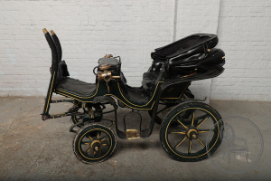 картинка Антикварная коляска-фаэтон салоне старинных вещей "Шебби" являющийся официальным дистрибьютором в России и Беларуси