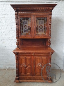 картинка Антикварный буфет с резьбой в Мехельском стиле с витражными стеклами салоне старинных вещей "Шебби" являющийся официальным дистрибьютором в России и Беларуси