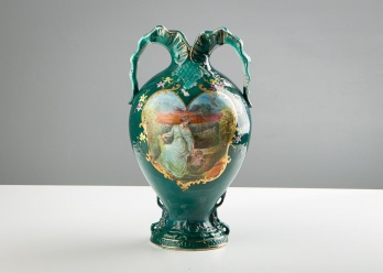 Старинная ваза из фарфора с рельефными декоративными элементами и изображением сцены с фигурами и пейзажем код. RM4113545