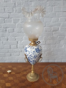 картинка Старинная фарфоровая лампа с бронзовым основанием салоне старинных вещей "Шебби" являющийся официальным дистрибьютором в России и Беларуси
