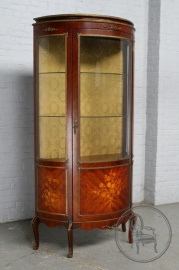 Старинная витрина из красного дерева с маркетри и бронзовыми накладками код. BE4128922