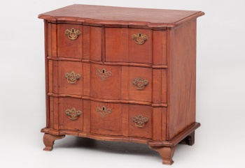 Старинный массивный комод из красного дерева с бронзовыми ручками и накладками код.&nbsp;RM4100677