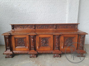 картинка Старинный комод с объемной резьбой в виде мужских и женских фигур салоне старинных вещей "Шебби" являющийся официальным дистрибьютором в России и Беларуси