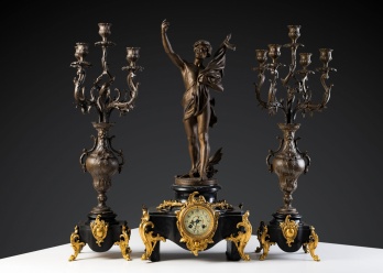  Антикварный каминный гарнитур, часы и два канделябра код. RM4166020