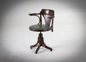 картинка Старинное вращающееся кресло из гнутого дерева с кожаным сиденьем салоне старинных вещей "Шебби" являющийся официальным дистрибьютором в России и Беларуси