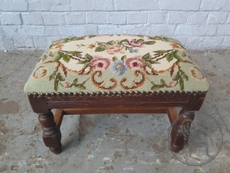 Антикварный пуфик с гобеленовой обивкой код. BE4097628