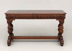 картинка Антикварный стол салоне старинных вещей "Шебби" являющийся официальным дистрибьютором в России и Беларуси