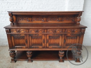 картинка Антикварный дубовый комод с навершием в стиле Тюдор салоне старинных вещей "Шебби" являющийся официальным дистрибьютором в России и Беларуси