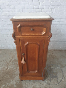 картинка Антикварная тумба с небольшими балюстрами на торцах боковин салоне старинных вещей "Шебби" являющийся официальным дистрибьютором в России и Беларуси