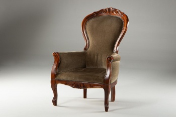Старинное кресло-бержер с высокой изогнутой спинкой и мягкими подлокотниками, обитое велюром код.&nbsp;RM4111010