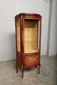 картинка Старинная витрина в стиле Людовика XV с бронзовыми накладками и маркетри салоне старинных вещей "Шебби" являющийся официальным дистрибьютором в России и Беларуси