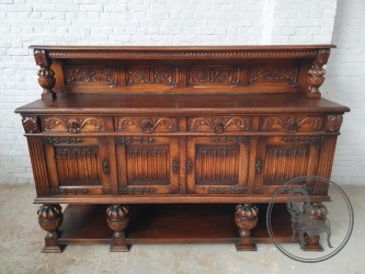 Антикварный дубовый комод с навершием в стиле Тюдор код. BE4165606