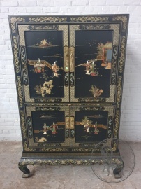 Старинный комод в восточном стиле с ручной росписью, латунными накладками и фигурными опорами код. BE4096877