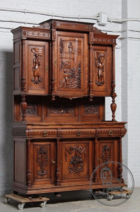 картинка Антикварный буфет из ореха с сюжетной резьбой в стиле эпохи Генриха II салоне старинных вещей "Шебби" являющийся официальным дистрибьютором в России и Беларуси