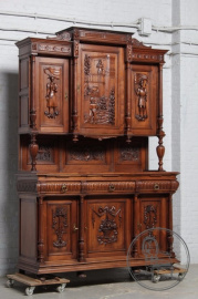 Антикварный буфет из ореха с сюжетной резьбой в стиле эпохи Генриха II код. BE6485
