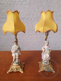 Пара старинных настольных ламп из фарфора с изображением дамы и кавалера код. BE107041
