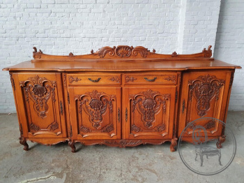 Комод в стиле Людовика XV, декорированный объемной резьбой с растительным орнаментом код. BE104214