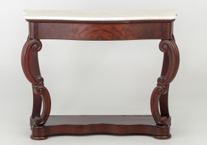 картинка Старинный консольный столик салоне старинных вещей "Шебби" являющийся официальным дистрибьютором в России и Беларуси