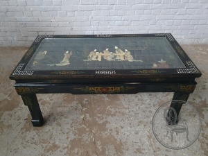 картинка Старинный столик в ориентальном стиле салоне старинных вещей "Шебби" являющийся официальным дистрибьютором в России и Беларуси