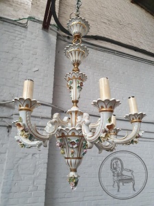 картинка Старинная фарфоровая люстра с лепниной салоне старинных вещей "Шебби" являющийся официальным дистрибьютором в России и Беларуси