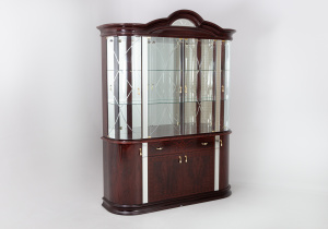 картинка Старинный посудный шкаф салоне старинных вещей "Шебби" являющийся официальным дистрибьютором в России и Беларуси