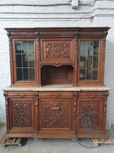 картинка Антикварный дубовый буфет с резными мифологическими фигурами салоне старинных вещей "Шебби" являющийся официальным дистрибьютором в России и Беларуси