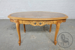 картинка Антикварный кофейный столик салоне старинных вещей "Шебби" являющийся официальным дистрибьютором в России и Беларуси