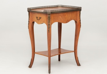 Старинный столик с выдвижным ящиком и бронзовой отделкой код. RM4100113