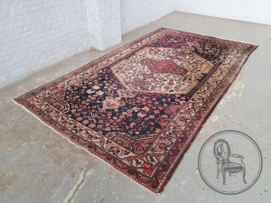 картинка Антикварный иранский шерстяной ковер салоне старинных вещей "Шебби" являющийся официальным дистрибьютором в России и Беларуси