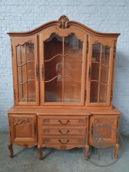 Антикварный резной шкаф с застекленными дверцами код. BE4165670