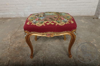 Антикварная банкетка с золочеными ножками и обивкой из гобелена код. BE107171