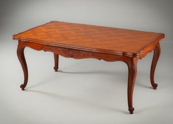 Старинный раскладывающийся стол на ножках-кабриоль с резьбой в виде листьев и завитков код.&nbsp;RM4114810