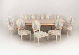 картинка Старинный столовый гарнитур салоне старинных вещей "Шебби" являющийся официальным дистрибьютором в России и Беларуси