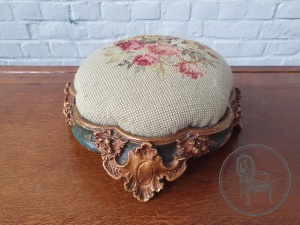 картинка Антикварная подставка для ног из красного дерева с гобеленом салоне старинных вещей "Шебби" являющийся официальным дистрибьютором в России и Беларуси